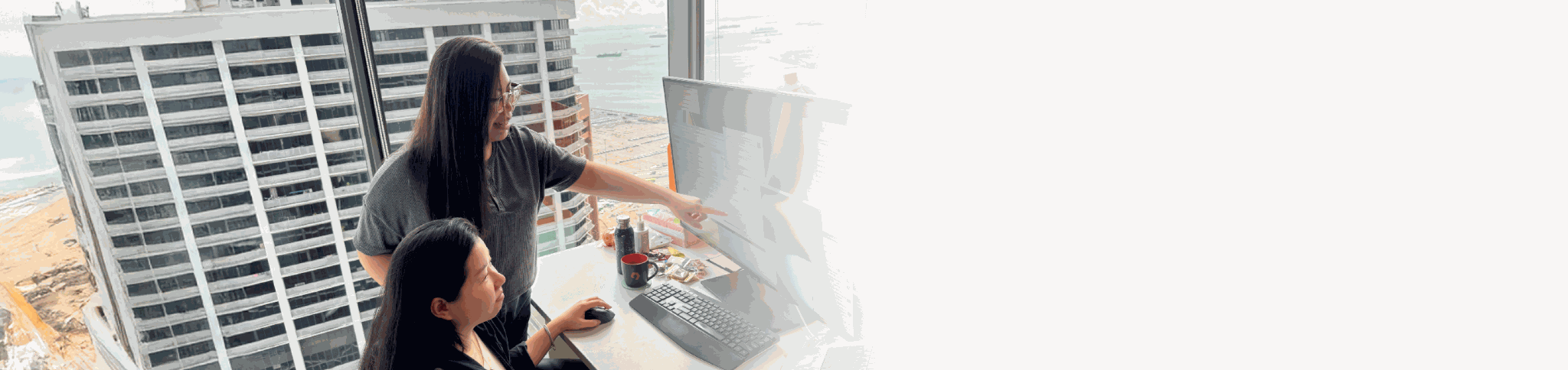 Équipe commerciale collaborant dans un bureau moderne
