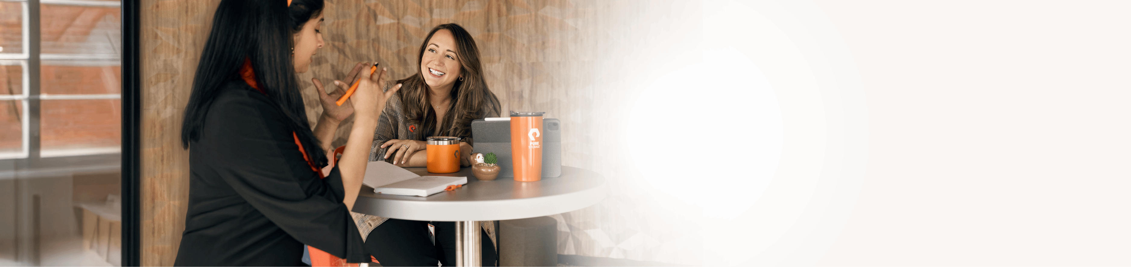 Twee vrienden die van een drankje en een gesprek genieten in een café