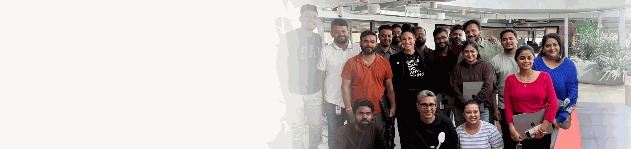 Photo de groupe d’une équipe diversifiée dans un cadre professionnel