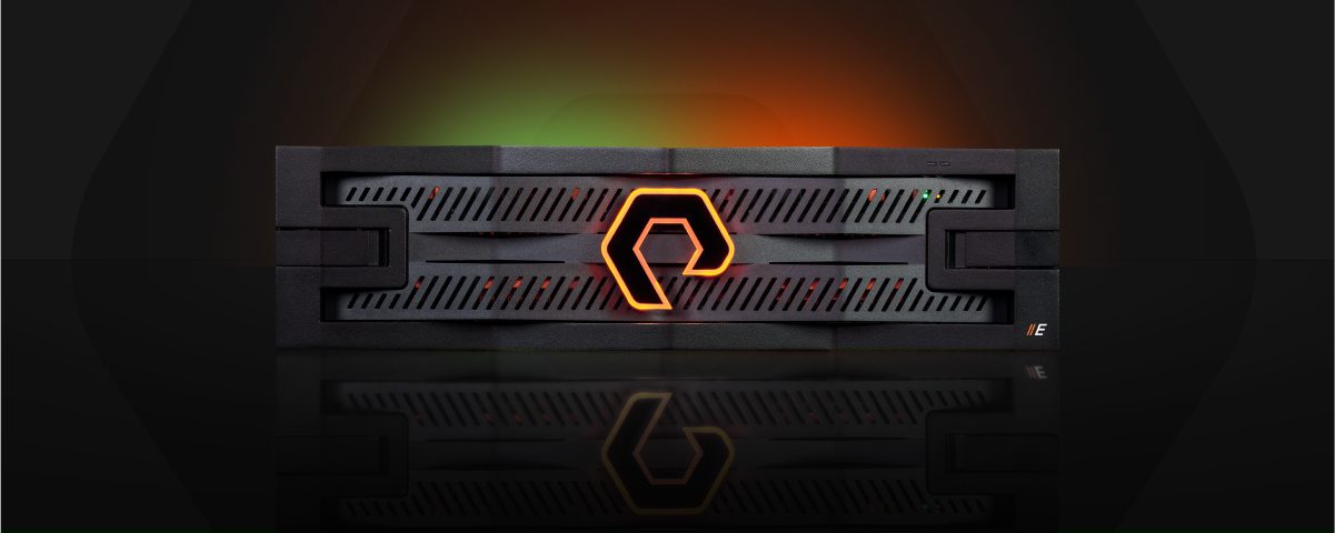 Unidad de producto FlashArray E, iluminada con luces verdes y rojas