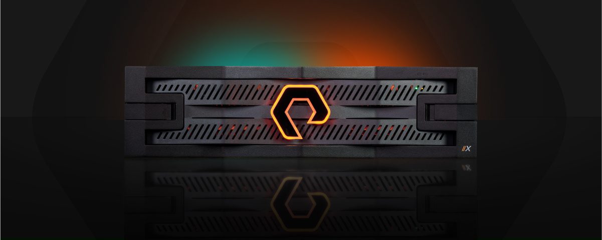 Unité de produit FlashArray X R4, avec éclairage bleu et rouge