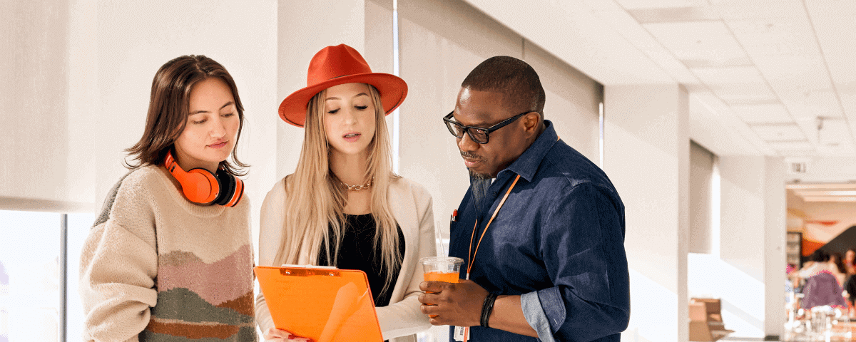 Collaboration de groupe dans un environnement de travail moderne